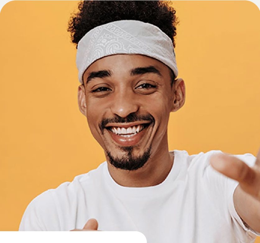 Print-on-Demand Kunde von fulmand trägt ein bedrucktes T-Shirt